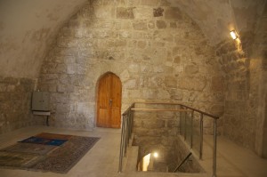 The first floor of Hulda’s Tomb. To the right of the prayer rugs, ancient steps lead down to the tomb. Photo: Ana Vargas.