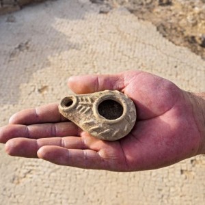 Oil lamp found by IAA archaeologists in the baptistery near Abu Ghosh. Photo: Assaf Peretz, courtesy of the IAA.