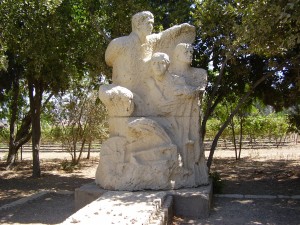 Sculpture at Hulda in memory of Ephraim Chizik and comrades.